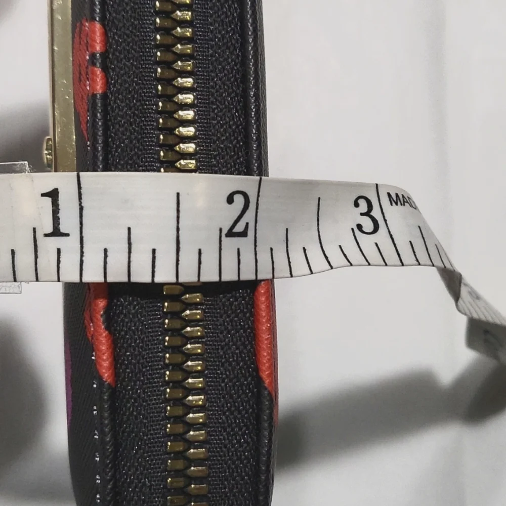 Betsey Johnson Kisses Lips Zip around Wristlet Wallet XOZIP-P Saffiano New - Picture 10 of 10